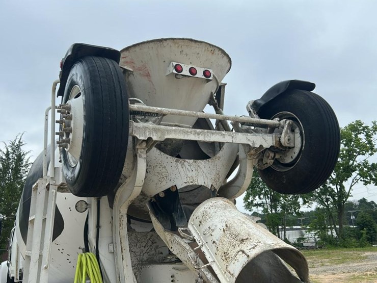#152-•-2015-freightliner-concrete-mixing-truck-image-15