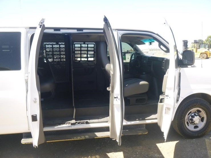 2016-chevrolet-express-3500-image-12