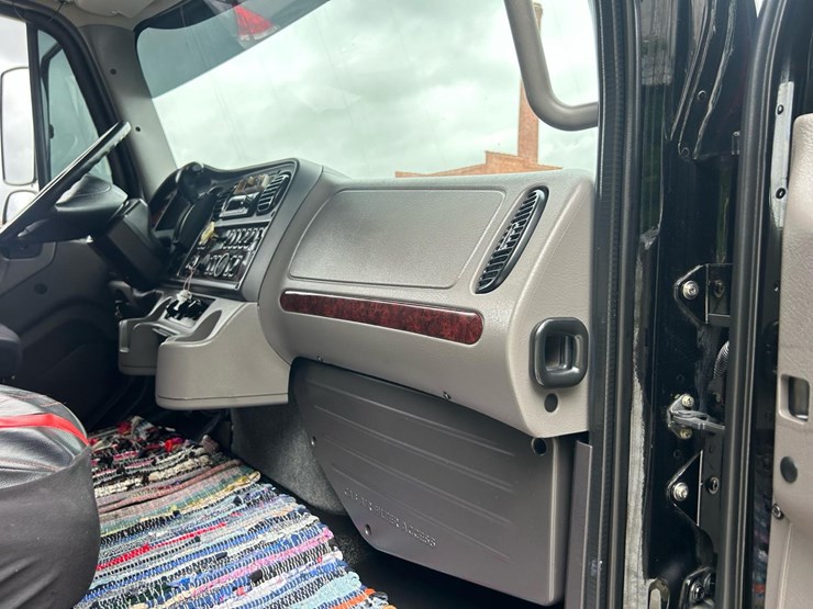 #149-•-2024-freightliner-m2-rollback-image-35