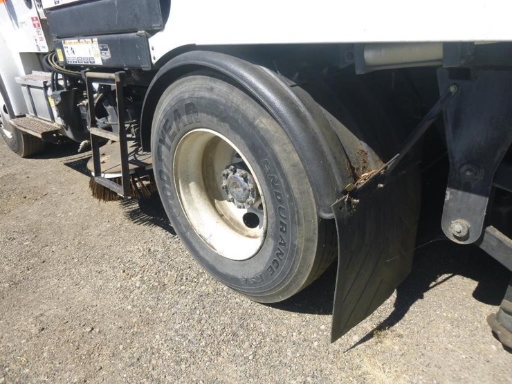 2016-freightliner-m2-106-image-40