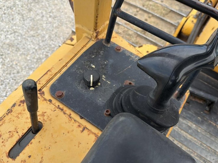 2004-deere-700h-image-29