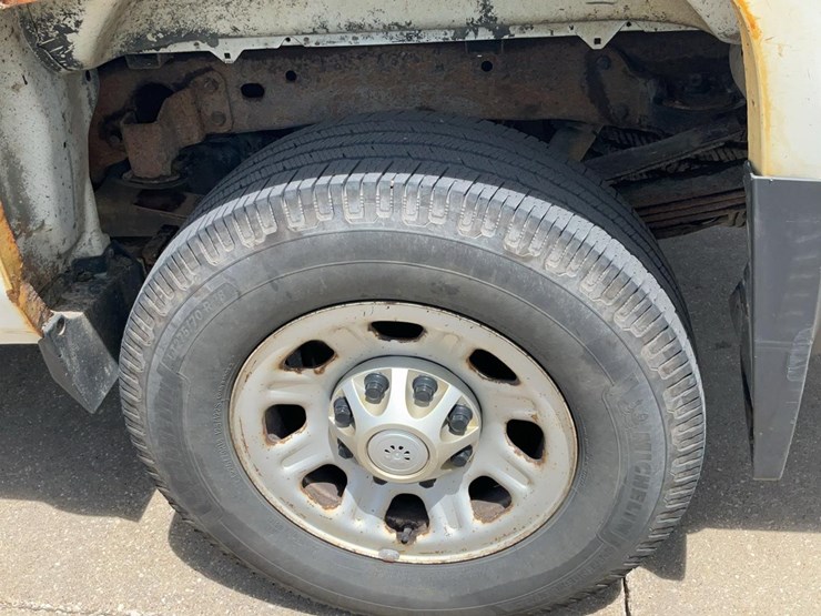 2015-chevrolet-3500-image-32