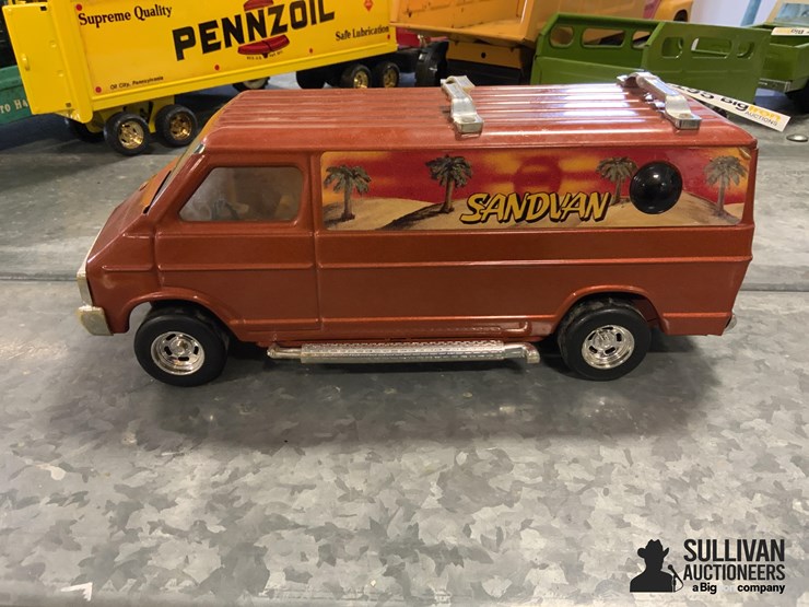 ertl-sandvan-toy-van-image-8