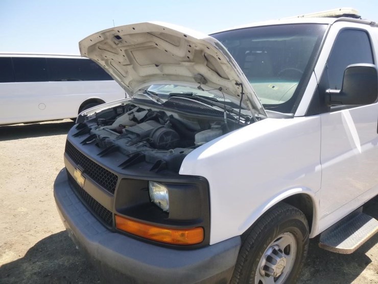 2013-chevrolet-3500-image-22