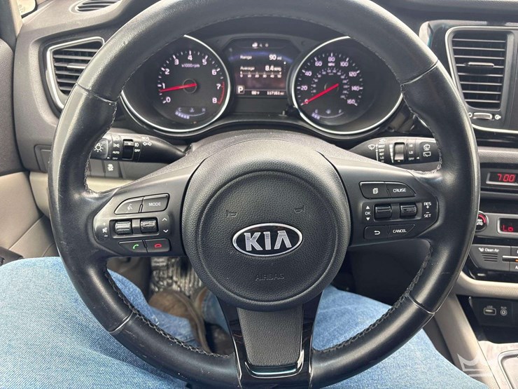 2015-kia-sedona-image-14
