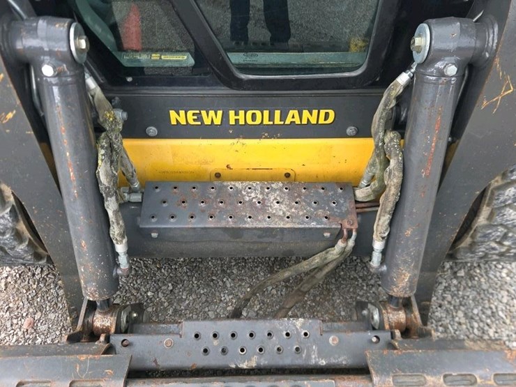 2012-new-holland-l220-image-9