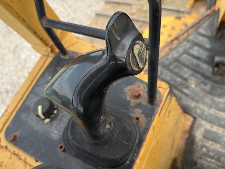 2004-deere-700h-image-28