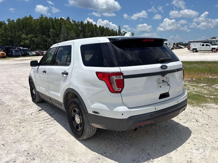 2016-ford-explorer-image-4