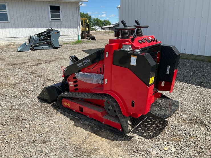 #1016-•-unused-sdlanch-ssl1500-tracked-mini-skid-steer-loader-image-3