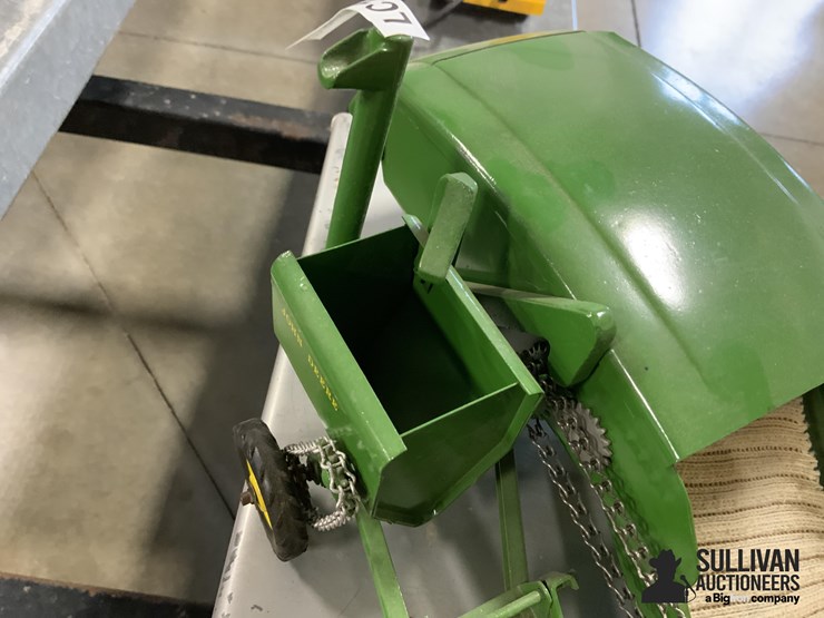 john-deere-pull-type-combine-toy-image-12