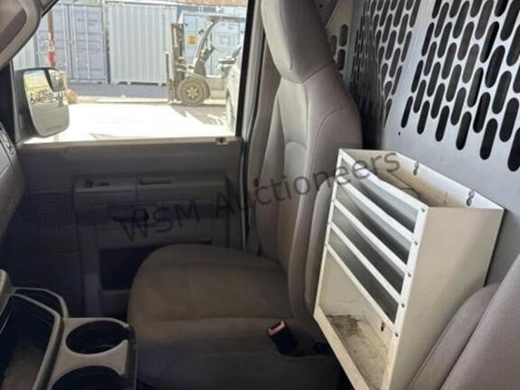 2013-ford-cargo-image-26
