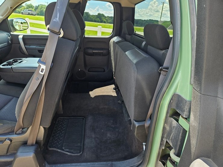 2010-chevrolet-2500-image-13