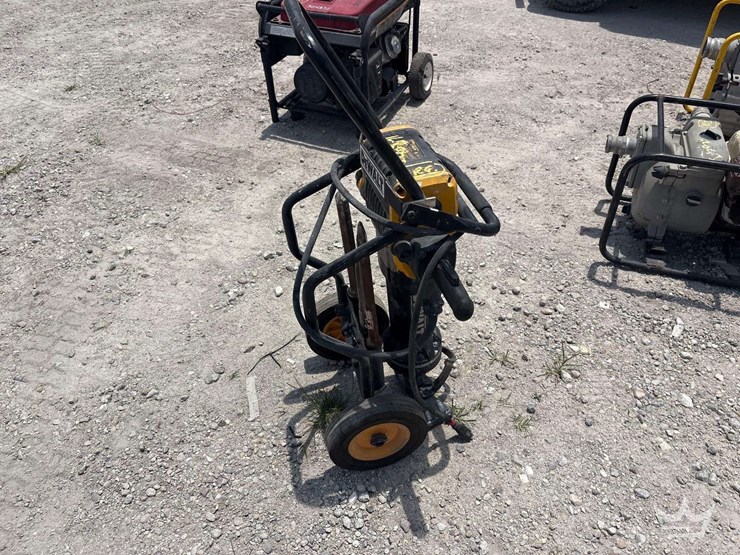 2020-dewalt-d25980k-electric-demolition-breaker-image-2