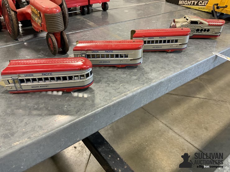 union-pacific-train-engine-&-cars-image-8