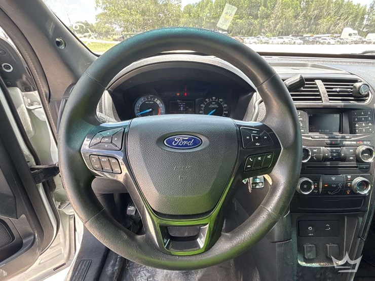 2016-ford-explorer-image-13