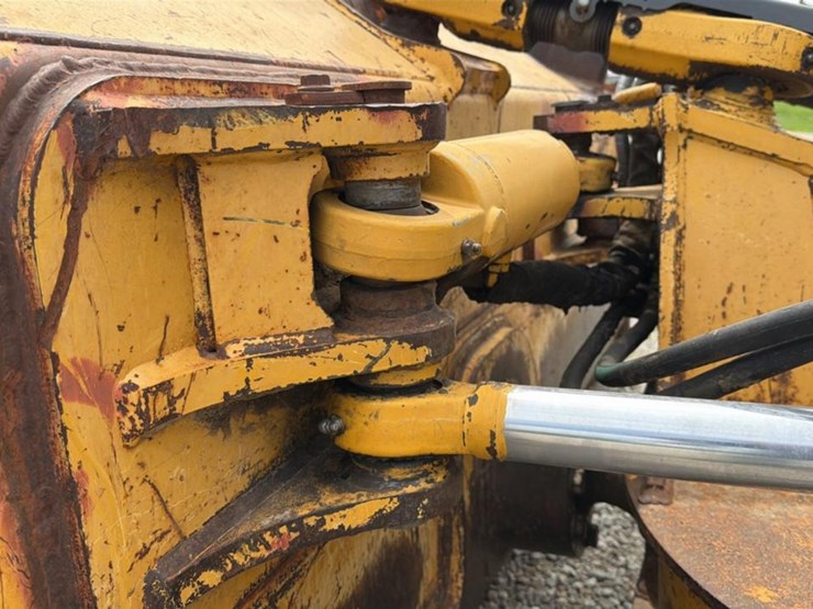2004-deere-700h-image-41