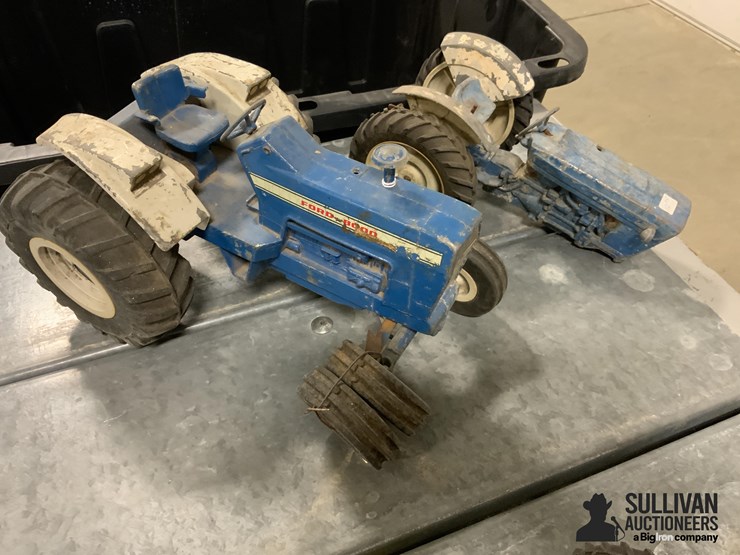 ford-8000-toy-tractor-&-parts-image-5