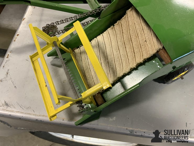 john-deere-pull-type-combine-toy-image-9