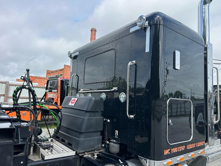 2024-peterbilt-389-image-31