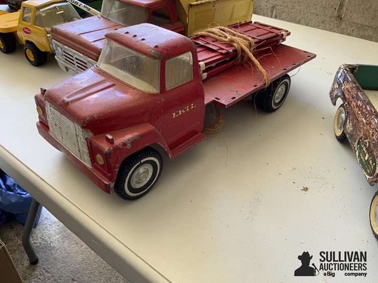 structo-&-ertl-toys-image-3