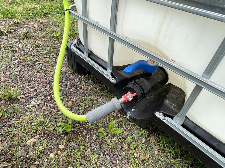 #4927-•-264-gallon-poly-tank-with-12v-electric-pump-image-7