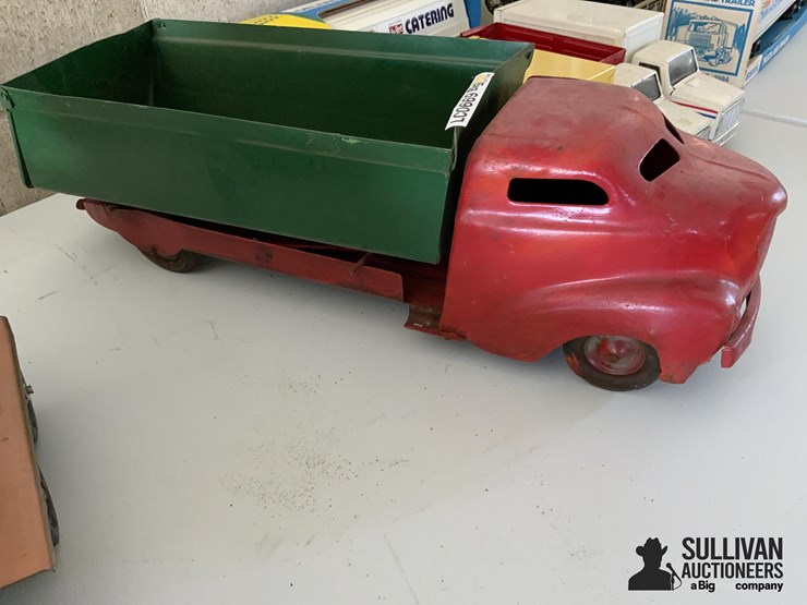 concrete-and-dump-toy-trucks-image-3