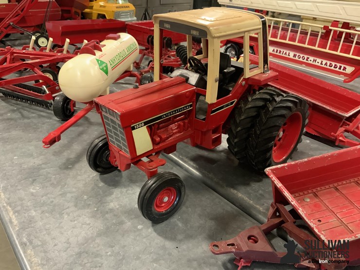 international-1586-toy-tractor-w/implements-image-9
