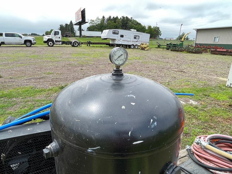 #4920-•-air-compressor-tank-with-(3)-hoses-image-9