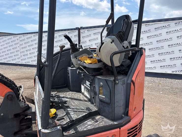 hitachi-zx26u-5n-mini-excavator-image-5