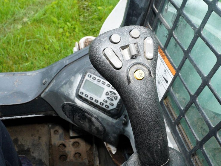2015-bobcat-s650-image-34