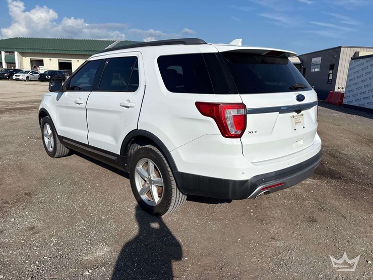 2016-ford-explorer-image-3