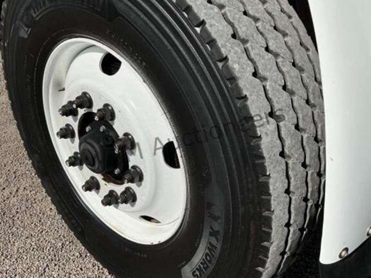 2013-freightliner-m2-106-image-10