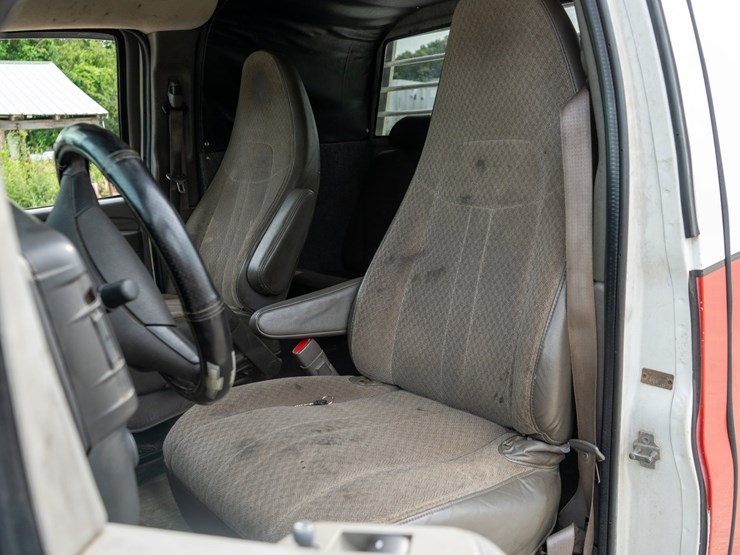 #155-•-2012-chevrolet-4500-flat-bed-truck-image-9
