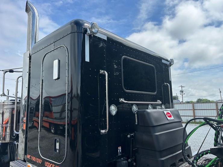 2024-peterbilt-389-image-19
