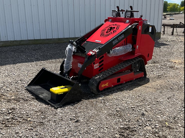 #1016-•-unused-sdlanch-ssl1500-tracked-mini-skid-steer-loader-image-1