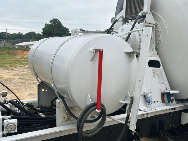 #152-•-2015-freightliner-concrete-mixing-truck-image-29