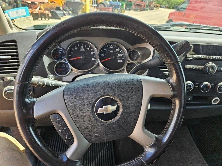 2010-chevrolet-2500-image-19