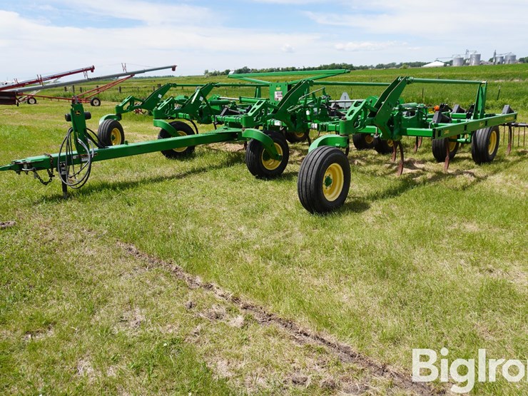 2013-john-deere-2410-image-1