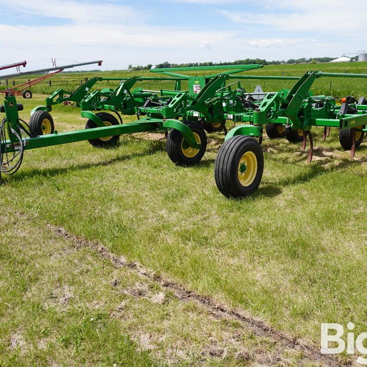 2013 JOHN DEERE 2410