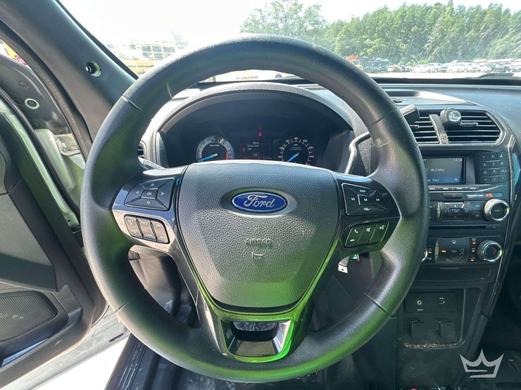 2016-ford-explorer-image-11