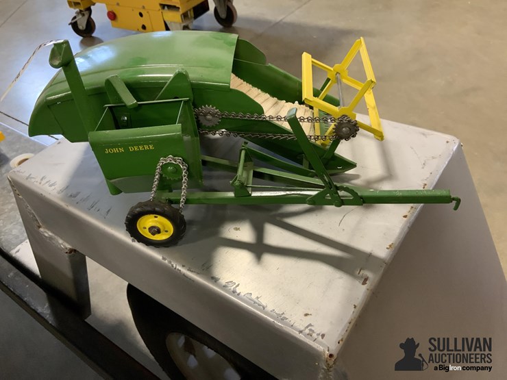 john-deere-pull-type-combine-toy-image-4