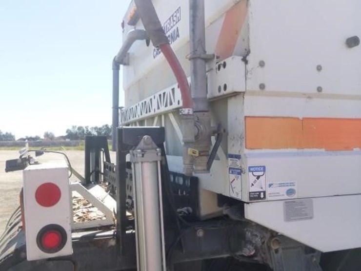 2016-freightliner-m2-106-image-30