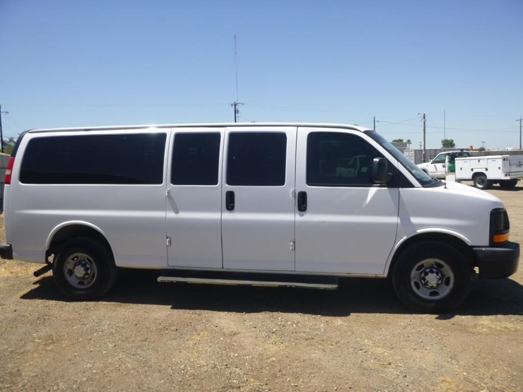 2016-chevrolet-express-3500-image-11