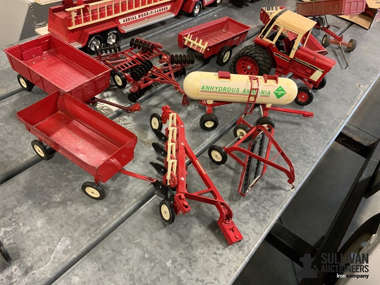 international-1586-toy-tractor-w/implements-image-3
