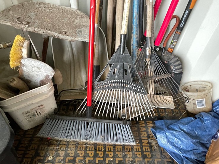 #4954-•-lot-of-handled-tools-image-4