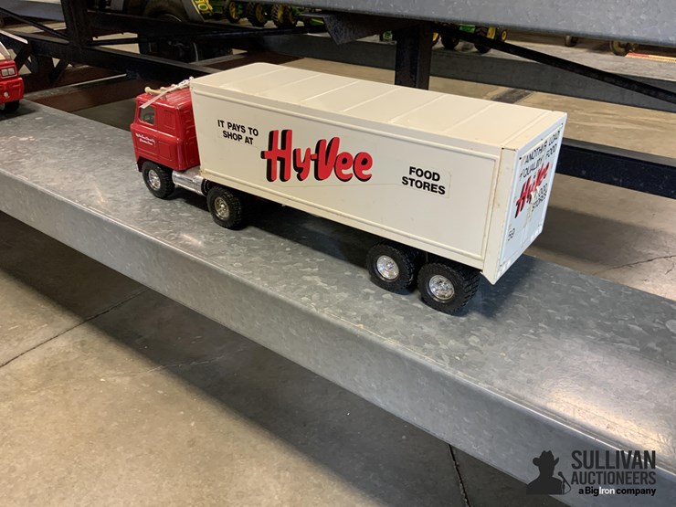 ertl-hyvee-toy-truck-and-trailer-image-5