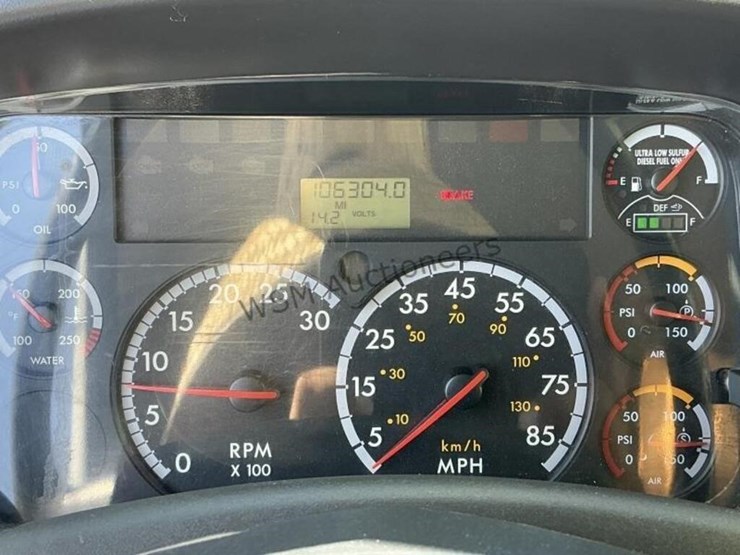 2013-freightliner-m2-106-image-32