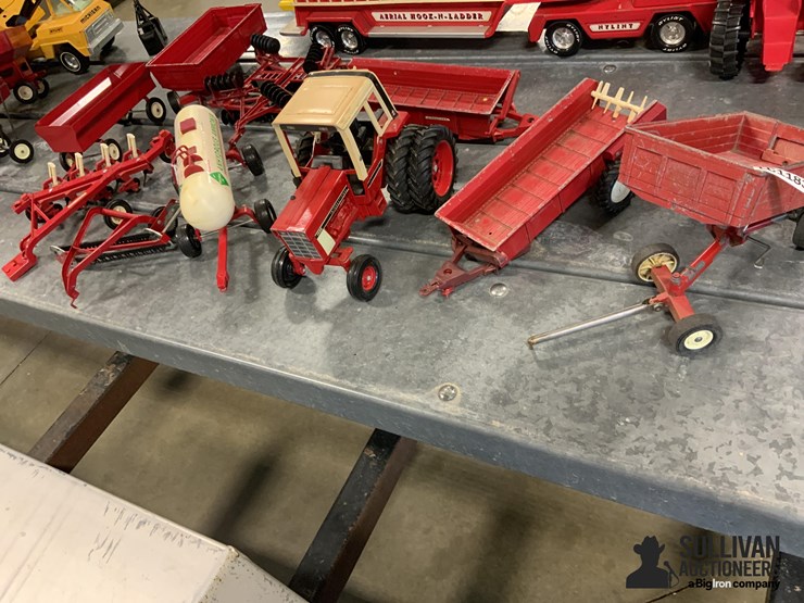 international-1586-toy-tractor-w/implements-image-1