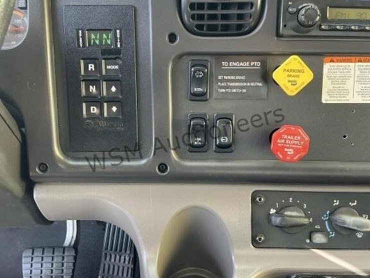 2013-freightliner-m2-106-image-35