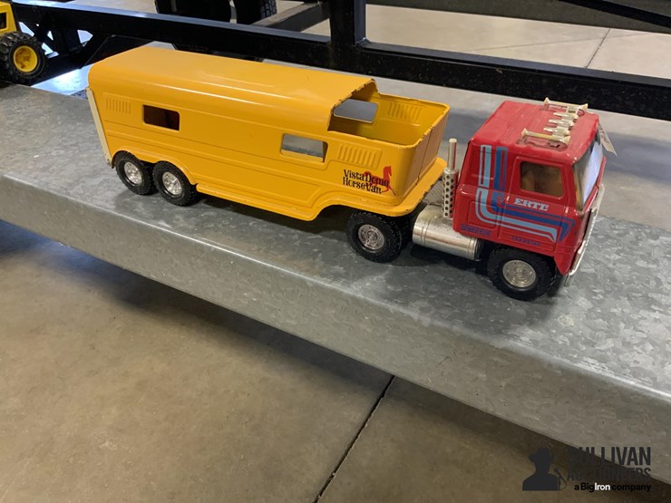 ertl-vista-dome-horse-van-and-truck-image-1
